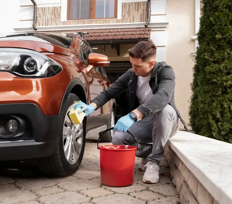 Lavage auto à domicile Goudet : professionnel intervenant sur un véhicule